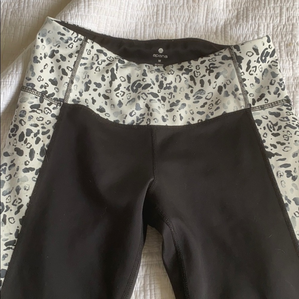 3/$25 Apana cheetah black and white leggings m